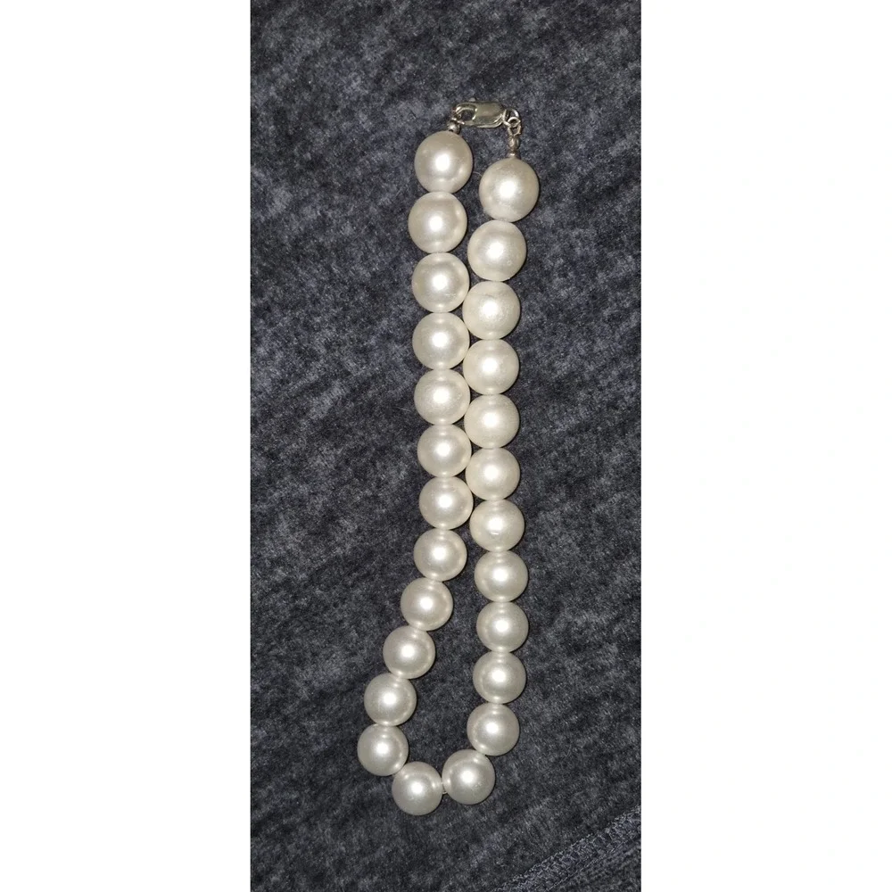 Vintage Faux WhitePearl Necklace With .925 Silver Lobster Claw Clasp. 16 In